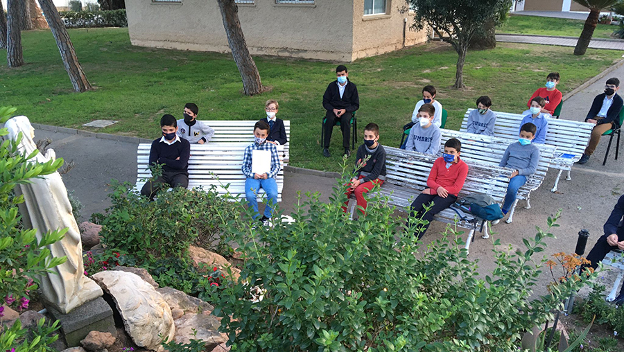 Los chicos de las convivencias en el Centro Vocacional durante una visita a la Virgen