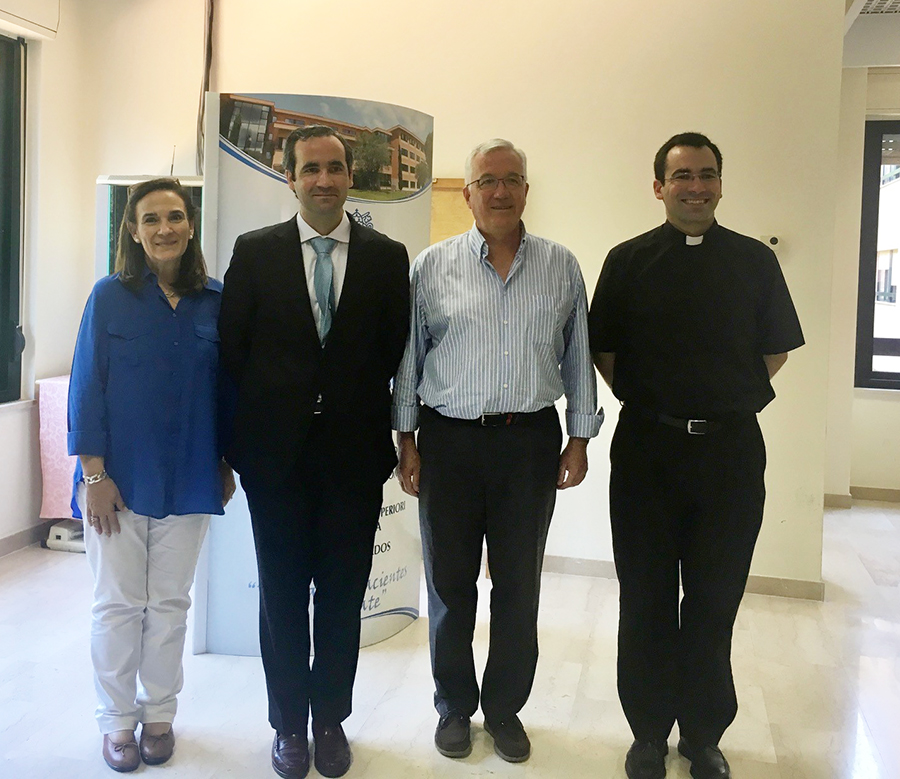 Con sus padres y un hermano, en Roma
