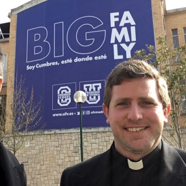 Junto a Cumbres School, donde pasa gran parte de su trabajo pastoral en Valencia