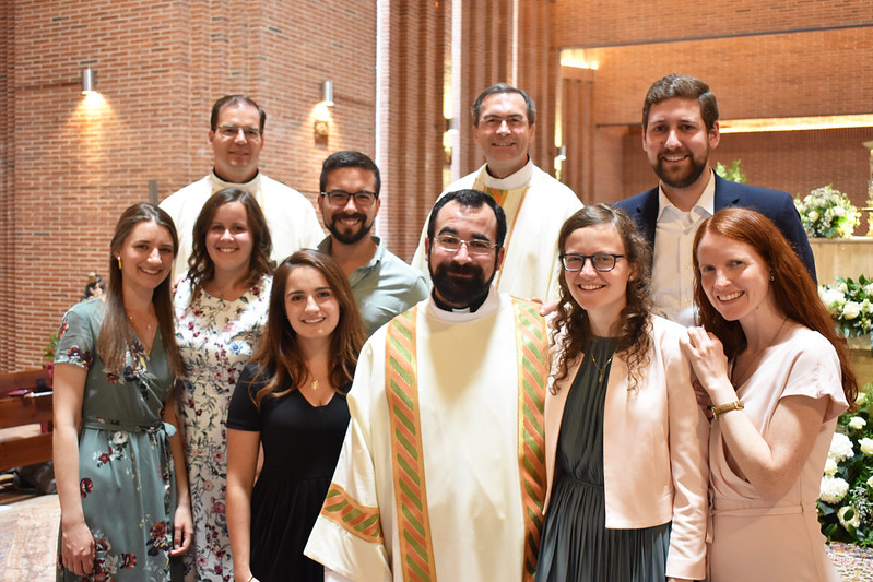 El P. Ignacio, rodeado de miembros de la familia Regnum Christi de Alemania, el día de su ordenación diaconal
