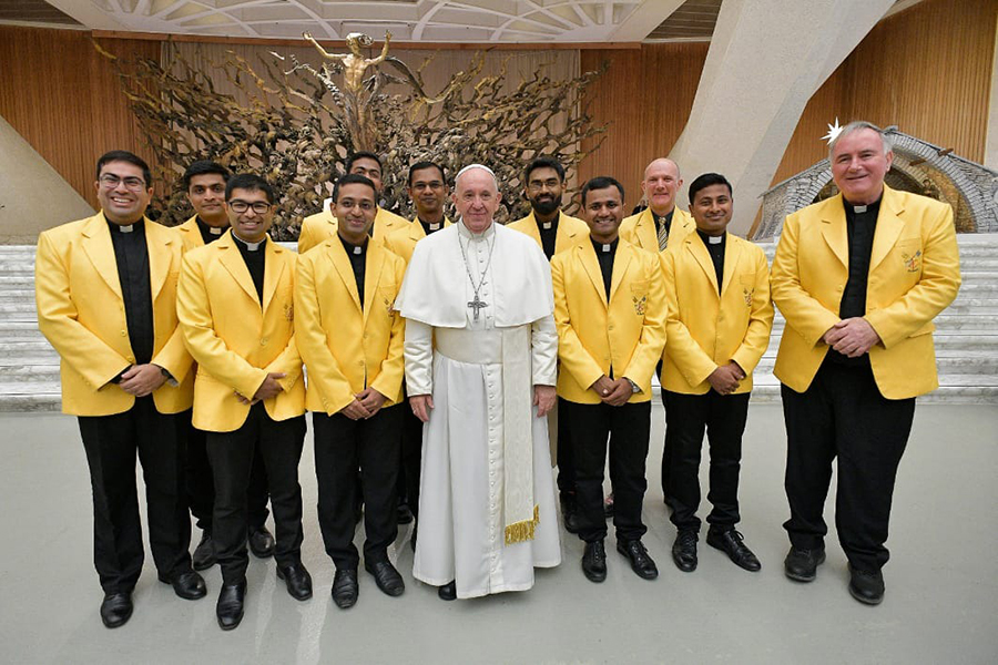 El Papa Francisco con un grupo de estudiantes del PCIMME