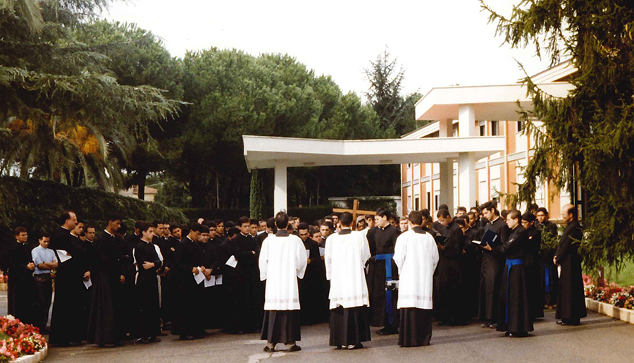 Via Crucis por los jardines del PCIMME