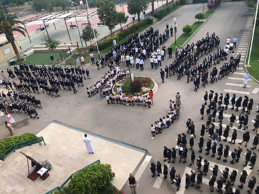 Los alumnos de Cumbres School Valencia durante la ceremonia de consagración del colegio al Sagrado Corazón