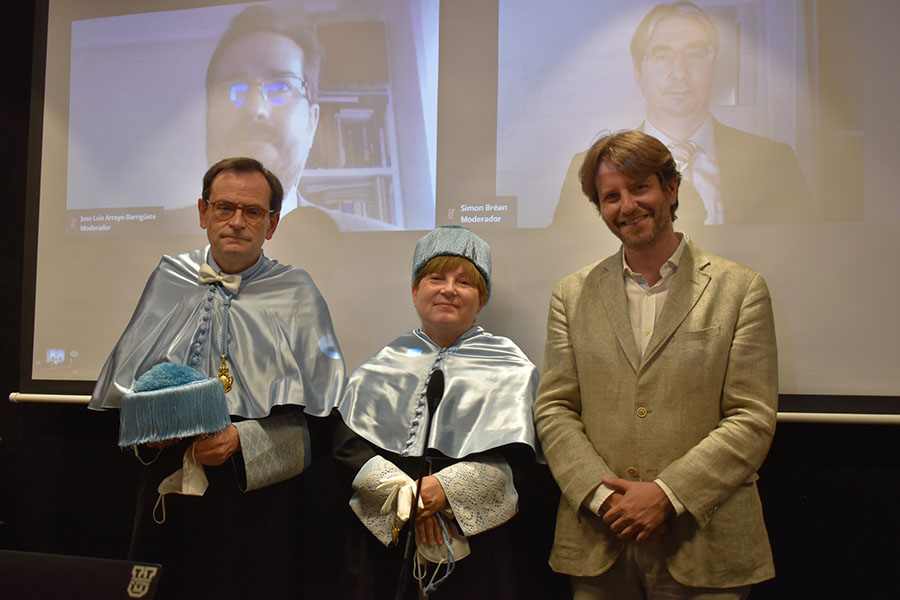 Monique, junto a Vicente Lozano y Álvaro Abellán, director y codirector de tesis, respectivamente