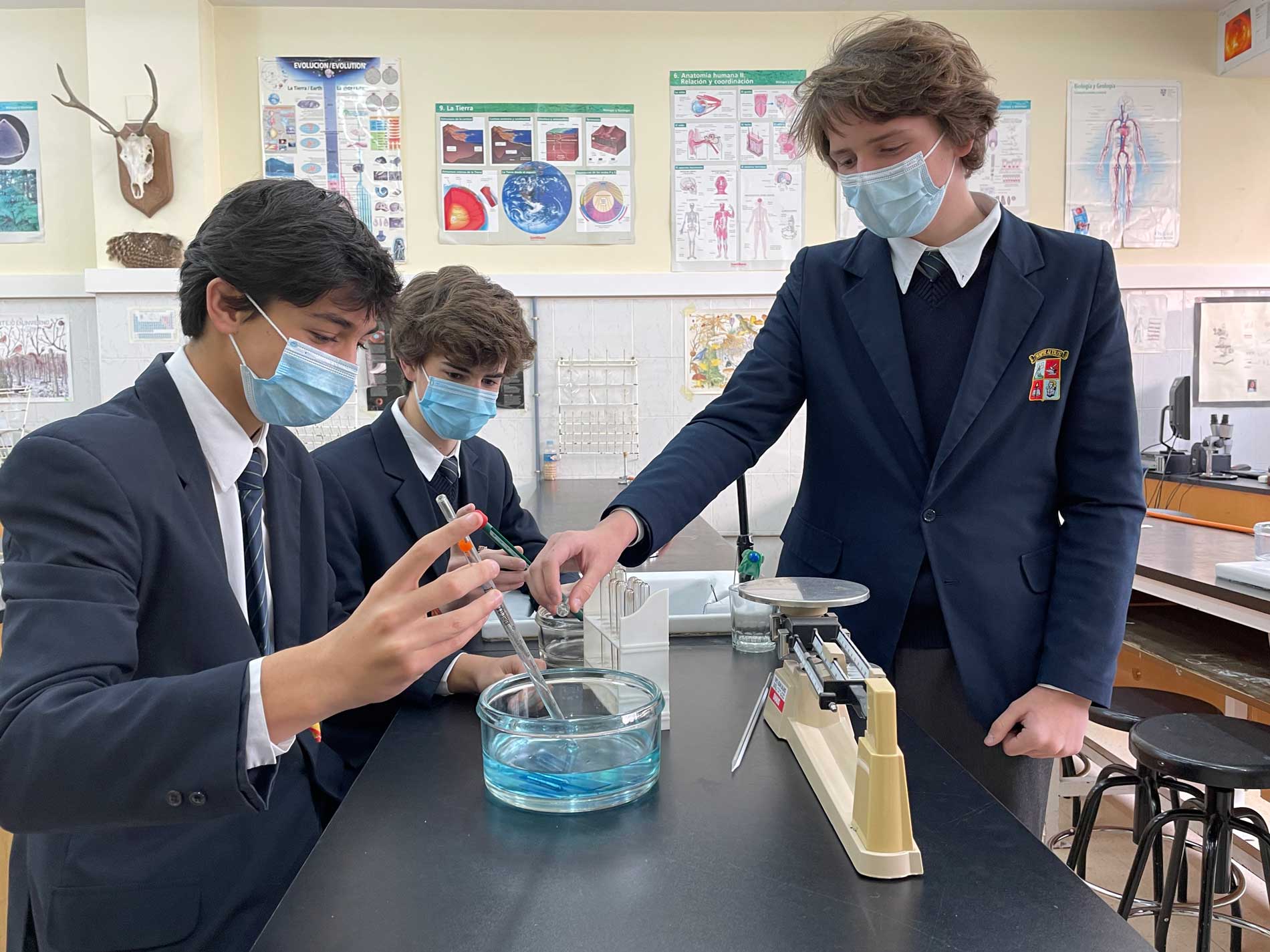 Clase de química en Everest School Monteclaro