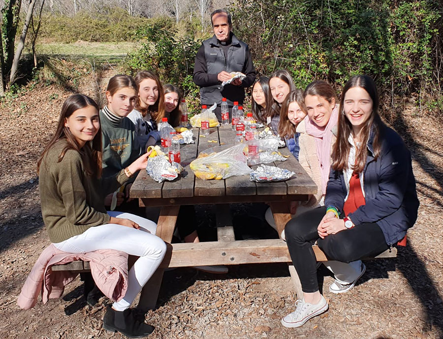El P. José Luis Maroto, L.C., con un grupo de alumnas en una peregrinación a Murcia