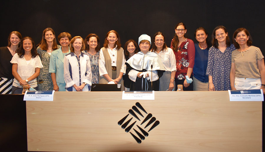 Un grupo de consagradas del Regnum Christi acompañando a Monique