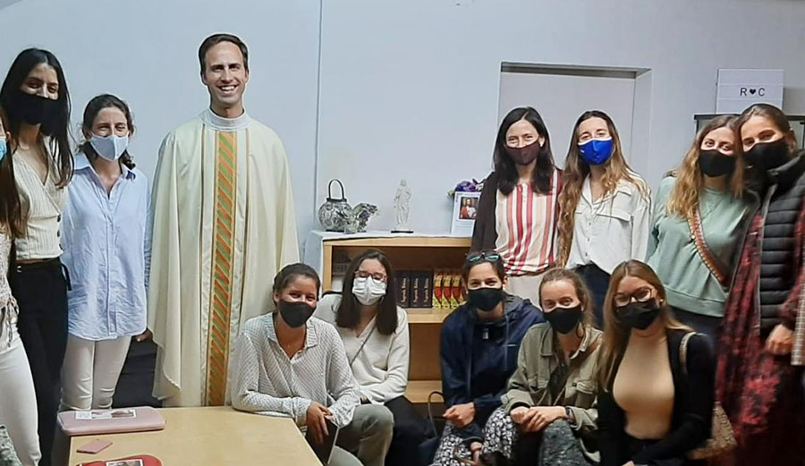 Un grupo de jóvenes del Regnum Christi de Barcelona con el P. Mark Thelen, LC, y la directora de la sección de chicas Mariana Miranda