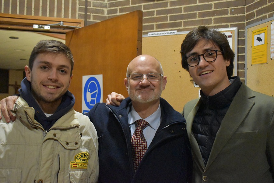 Rafa Gil, junto a dos laicos del Regnum Christi
