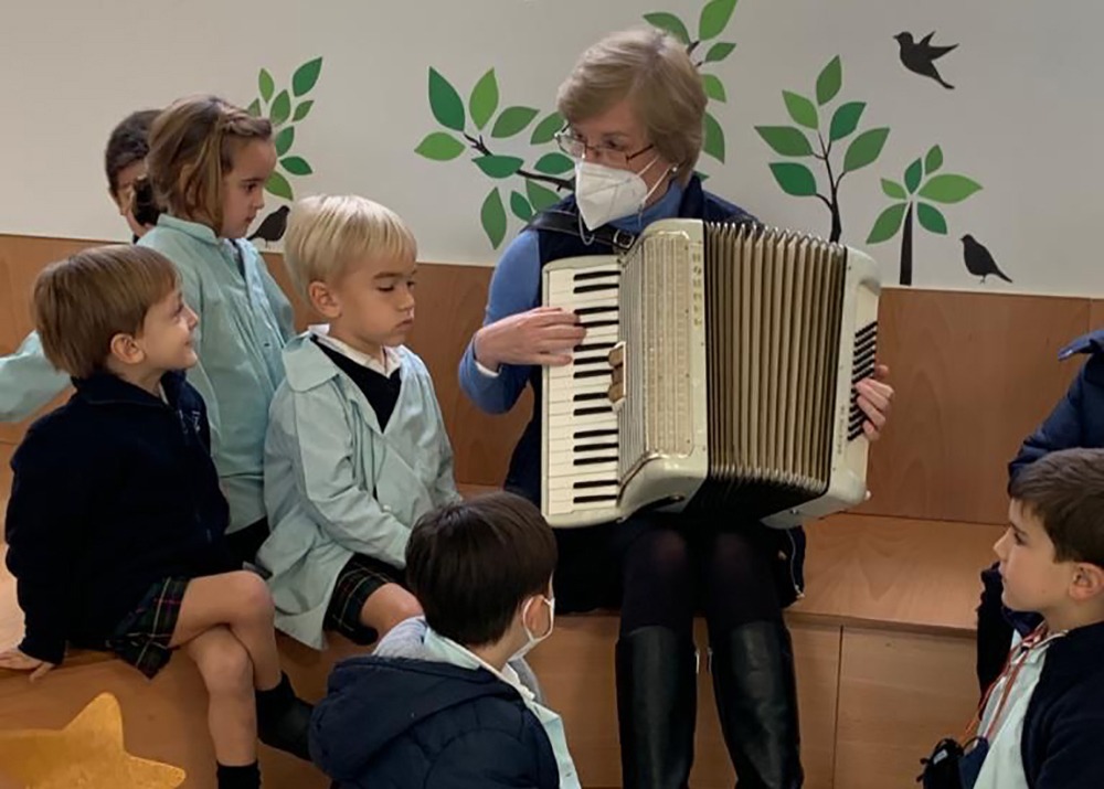Fidelma Grealy con alumnos de Infantil de Highlands School Sevilla
