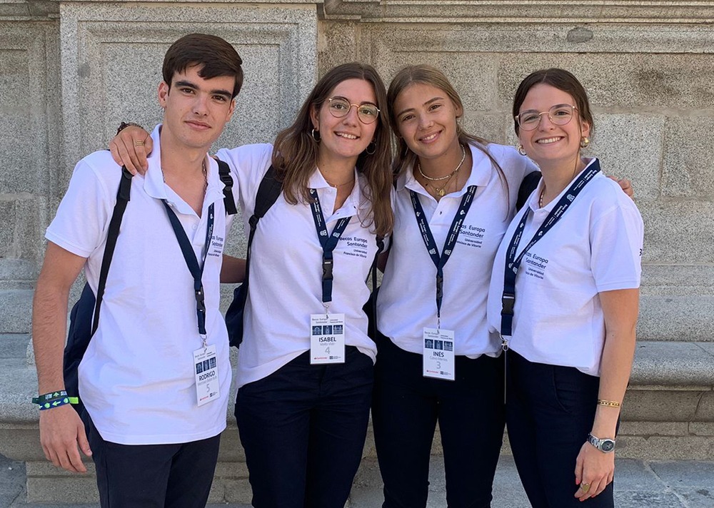 Alumnos de los colegios Regnum Christi en Becas Europa que han estado con Felipe VI