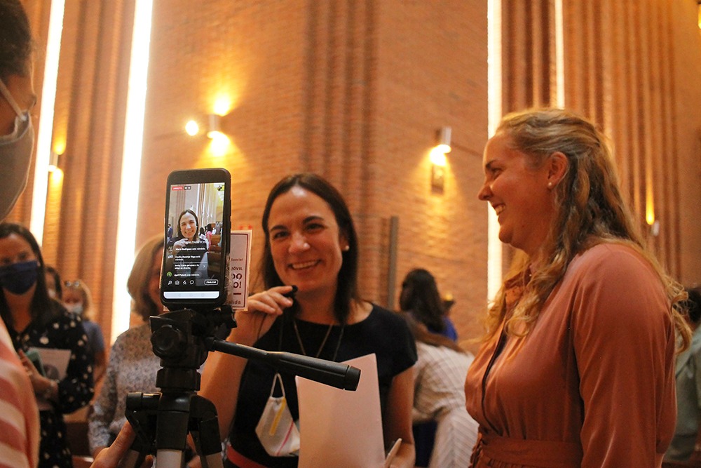 Betty Rivera, directora territorial de las consagradas del Regnum Christi, junto a Julien Frommling.