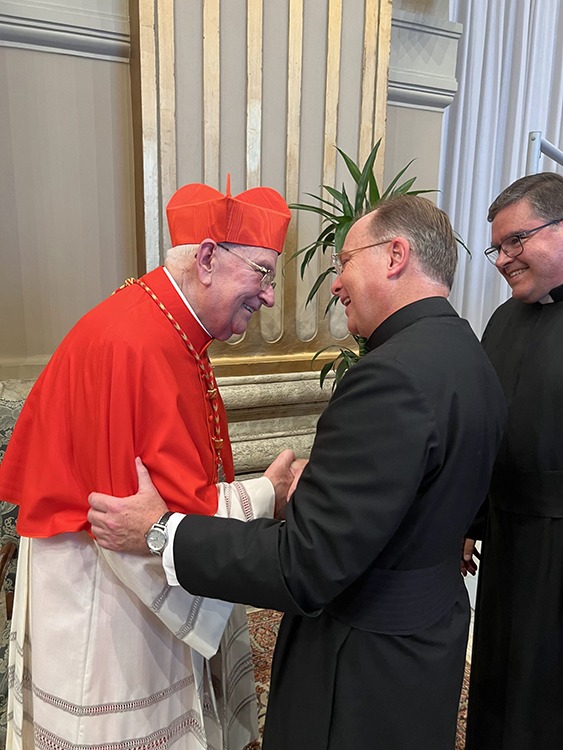 El cardenal Vérgez y el P. John Connor legionarios de Cristo.