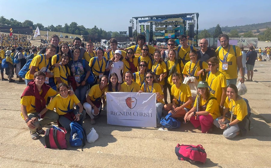 Jovenes del Regnum Christi de Valencia, ante el escenario que reunió a gran parte de los eventos de la PEJ