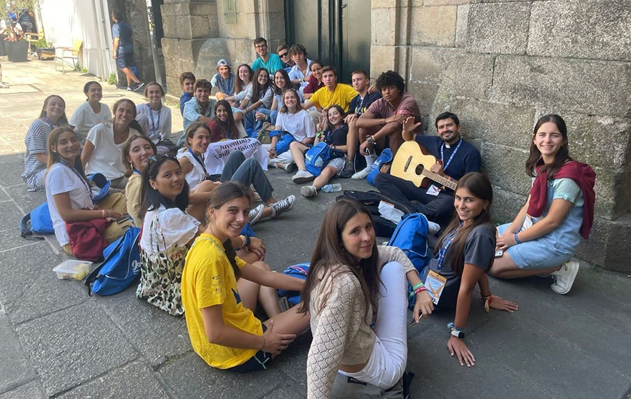 Un momento de descanso de los jóvenes del Regnum Christi de Valencia en la peregrinación europea de jóvenes en Santiago de Compostela